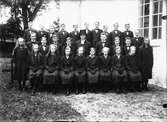Konfirmandgrupp. Prästens efternamn är Hultskog.Första raden 3:e flickan från vänster är Lilly Gustafsson, Galtabo född 1911