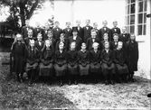 Konfirmandgrupp. Prästens efternamn är Hultskog.Första raden 3:e flickan från vänster är Lilly Gustafsson, Galtabo född 1911
