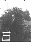 Bygdefotografen Hugo Bengtsson fotograferad på 50- årsdagen vid en trädgårdsstol i sin trädgård i Dämhult. Se även HB275.