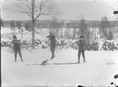 Barnlek jakt på katt med leksaksvapen, snöbild