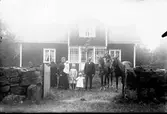 Familjebild, mangårdsbyggnad, arbetshäst, ridhäst