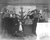 Julfirande, en grupp kvinnor framför en julgran