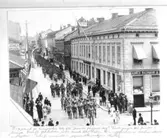 Handskriven text under kortet: 