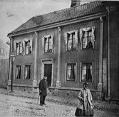 J. P. Kroks hus, Norra Drottninggatan 18, Uddevalla, år 1864. Framför huset J. P. Krok