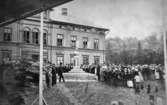 Högtidlig invigning av Anders Knape Hanssons byst den 17 juni 1879 framför gamla barnhusbyggnaden på Gustafsberg, Uddevalla