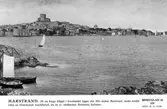 Sverigebilder Svenska Turistföreningen. Bohuslän 16.
Foto: M. S. Glas.
Marstrand. På sin karga klippö i havsbandet ligger den lilla staden Marstrand, under medeltiden en blomstrande handelsstad, nu en av västkustens förnämsta badorter.