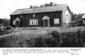 Sverigebilder Svenska Turistföreningen. Bohuslän 25.
Foto: J. Åkerlund.
Gammal bondgård i Bohuslän.
Den odlade jorden är nästan överallt i Bohuslän fördelad på
en mängd små ägolotter; antalet självägande bönder är större än i något annat svenskt landskap.