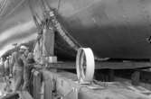 102 M/S Cali, kilning av släde inför sjösättning 1950