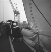 Dop och sjösättning av fartyget 136 M/T London Independence. Fartygets gudmor döper fartyget.