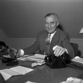 Gustaf B. Thordén vid sitt skrivbord.