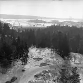 Bostadshus under uppförande. Sunnanvindsvägen 2, Skogslyckan. Fosfaten och Sörvik syns i bakgrunden.
