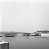 Bogserbåten Tor bogserar brosektioner till Älvsborgsbron på pråm.