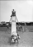 Lekplats vid Göteborgsvägen, Uddevalla, i juli 1947