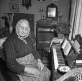 Lärarinnan fröken Hanna Olsson, 90 år, 1947