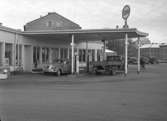 Två fordon besöker bensinstation i Uddevalla i februari 1948