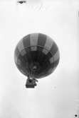 Varmluftsballong stiger till väders på Flygets dag i Trollhättan, augusti 1947