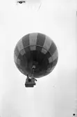 Varmluftsballong stiger till väders på Flygets dag i Trollhättan, augusti 1947