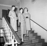 Mannekänger visar kappor på 1950-talet