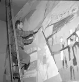 Kurt Dejmo målar i Uddevalla Sparbank i augusti 1956