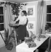 Konstnären och keramikern Greta Johanson (1912 - 1994), Uddevalla visar verk i december 1956.