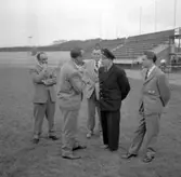 Österrikisk pressattaché på besök på Rimnersvallen i Uddevalla inför fotbolls-VM i juni 1958