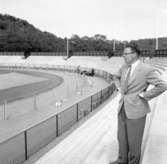 Intendent Gustaf Nyckel inspekterar Rimnersvallen, Uddevalla, inför fotbolls-VM i juni 1958