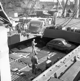 Lastning av Saab-bilar för export i Uddevalla hamn i maj 1959