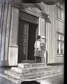 Arfhild på trappan 1893.