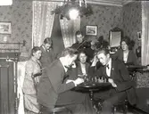 Schackspelande och musicerande i hemmamiljö under julen.