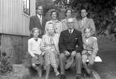 Enligt fotografens journal nr 8 1951-1957: Enander, familjen med barn o barnbarn, Tjuvkil Lycke