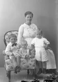 Enligt fotografens journal nr 4 1918-1922: 