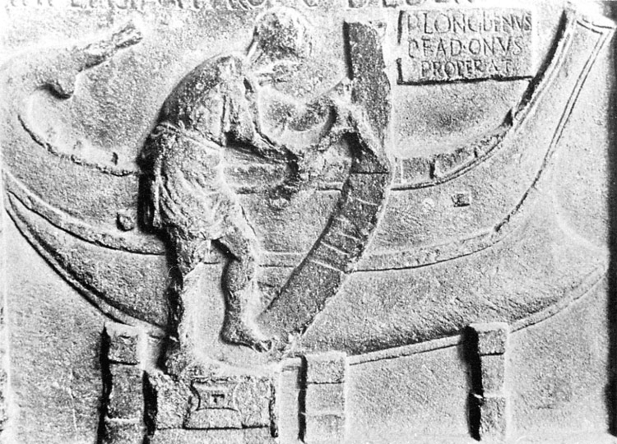 Olof Hasslöf, "Kopia finns (B.M.A.) Båtbyggare P. Longidionus hugger till ett intimrat band till sitt färdiga skrovskal. Gravrelief, Ravenna museum, andra till tredje århundradet e.Kr".