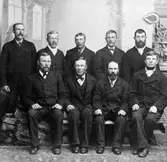 Kopia finns 11x15 (B.M.A.). Storbackelaget på storbåten Polstjärnan. 
Omkring 1900. Namn se kopian.