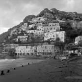 18. Italien. Fotojournal finns på B.M.A. + fotoalbum.
Samtidigt förvärv: Böcker och arkivmaterial.
Foton tagna mellan 1959-10-29 och 1959-10-30.
12 Bilder i serie.