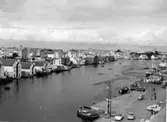 Skrivet på baksidan: Haugesund 19/8 1967 Set fra sydligste bro.
Fotograf: Henning Henningsen
Fotot taget: 1967-08-19