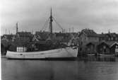 Skrivet på baksidan: Hovenäsets fiskeläge med modern motorfiskebåt 1945