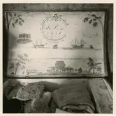 Skrivet på baksidan: Nedre Kalix sn. Vånafjärden, J. Johansson.

Målning i sjömanskista