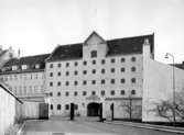 Fotograferat av: Burmeister o WainÂ´s museum - Köpenhamn - Danmark
Skrivet på baksidan: Det gamle pakhus fra 1687, hvori B & W museet er installeret.
Stämplat på baksidan: B&W13-5072