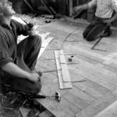 Skrivet på vidhängande papper: Spantformen överförs från traekstok till mallbräda.
Fotograferat av: Ole Crumlin - Pedersen
Fotot är taget: 1964-08-05
