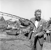 Skrivet på vidhängande papper: Vibro Jensen båtbyggeri. 
Olof Hasslöf med vrangbåge av stål.
Fotograferat av: Ole Crumlin - Pedersen
Fotot är taget: 1964-08-05