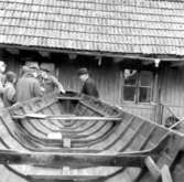 Fotot ät taget: 1958-11-12 - 1958-11-13
Skötbåt byggd av båtbyggare Arvid Engström 1901 för fiskare K. F. Juhlberg, båda från Vaxholm.
Stockholms högskolas kurs i båtuppmätning 12-13 Nov. 1958.