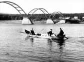 Skrivet på baksidan: Båten på vattnet vid bron över Kalixälv, Svartbyn