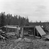 Fotografiet är taget: 1957

Båtbyggeri norra Sverige innehåller intreörer, 165 s.v. kop.
18 neg. till 18 av kop. finns i neg.ark. nr. 1929:1-2 filmnr. 119 och 120.
Format 6x6 10x10