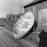 Fotografiet är taget: 1957

Båtbyggeri norra Sverige innehåller intreörer, 165 s.v. kop.
18 neg. till 18 av kop. finns i neg.ark. nr. 1929:1-2 filmnr. 119 och 120.
Format 6x6 10x10