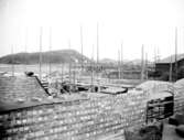 Byggandet av ett oljeslageri i Uddevalla hamn hösten 1898.
