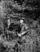 Patrik Börjesson-Eld i skogen med gevär