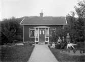 Familjen Palmqvist framför hemmet Bajan i Munkedal på 1910-talets slut.
