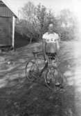 Tävlingscyklist iförd Uddevalla Cykelamatörers tröja