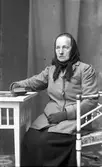 Bohuslänsk kvinna hos fotografen hösten 1916