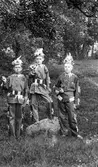 Tre utklädda pojkar i Munkedal sommaren 1915